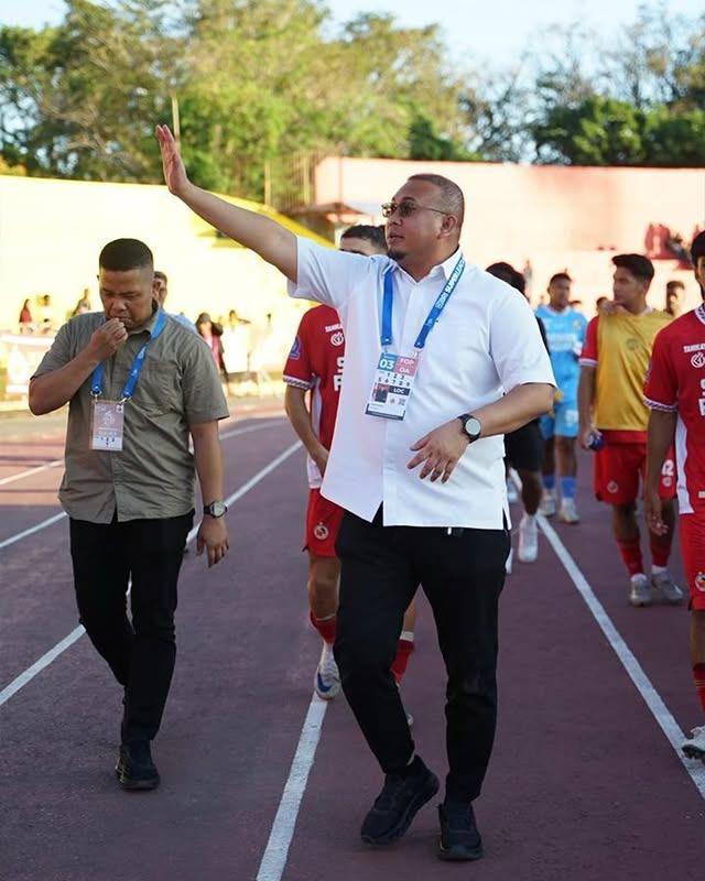 Andre Rosiade Menyapa Penonton Semen Padang FC (Foto : Instagram Andre Rosiade)
